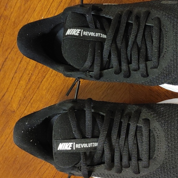 Women's black Nike Revolution - Picture 2 of 6